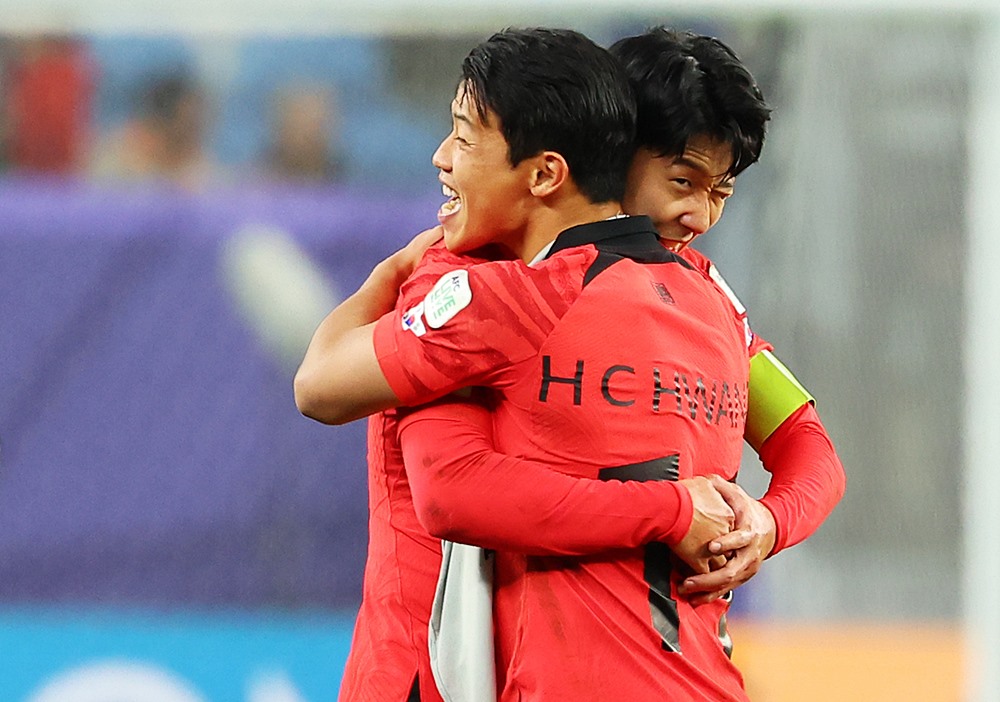 Team captain Son Heung-min and striker Hwang Hee-chan on Feb. 2 exchange a hug after the national soccer team's dramatic 2-1 victory over Australia in the Asian Cup quarterfinals at Al Janub Stadium in Al Wakrah, Qatar. (Yonhap News)