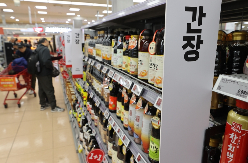 Sauce exports last year hit a record-high value of USD 384 million. Seen is a shelf of sauce products at a hypermarket in Seoul. (Yonhap News)