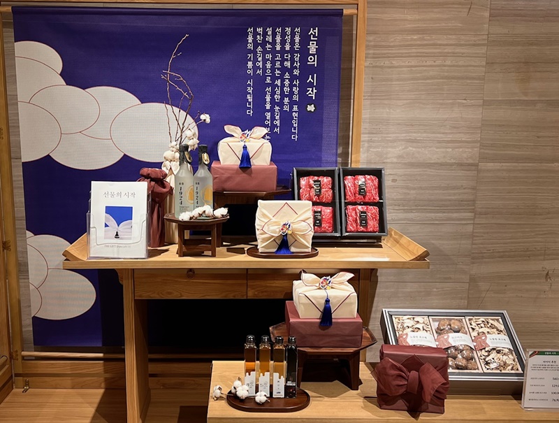 Department stores and hypermarkets have set up gift corners specifically for Seollal. Shown is one section on the first basement floor of Lotte Department Store in Seoul's Jung-gu District. (Wu Jinhua) 