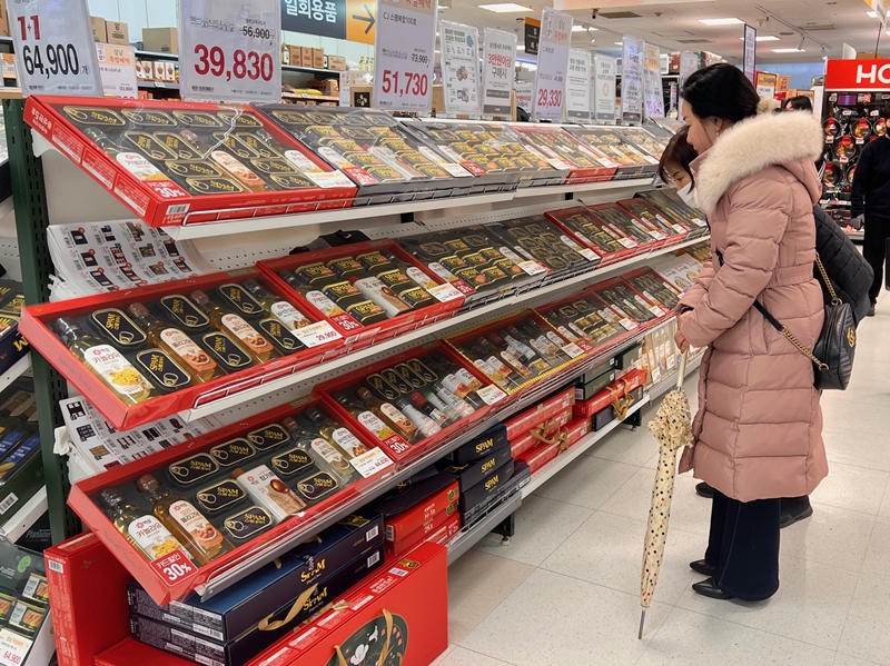 Visitors to a hypermarket in Seoul on Feb. 5 look for Seollal gift sets. (Wu Jinhua)