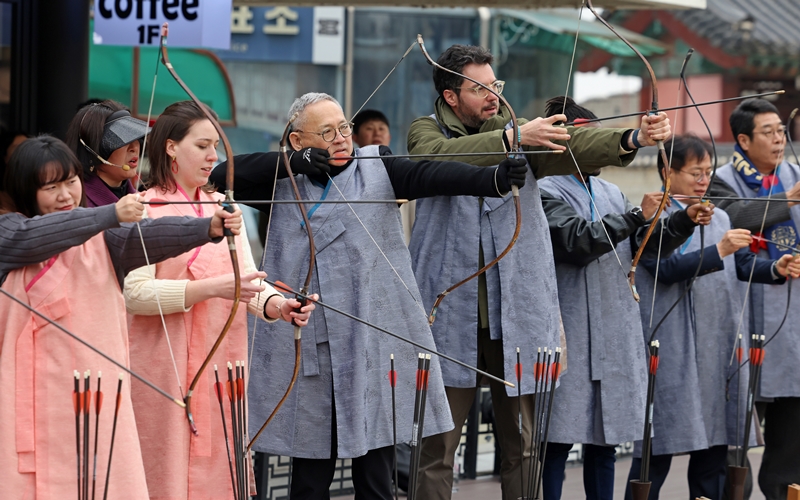 Minister of Culture, Sports and Tourism Yu In Chon (fourth from left) on Feb. 7 tries traditional archery at Yeonmudae Post of Suwon Hwaseong Fortress in Suwon, Gyeonggi-do Province, at the event 