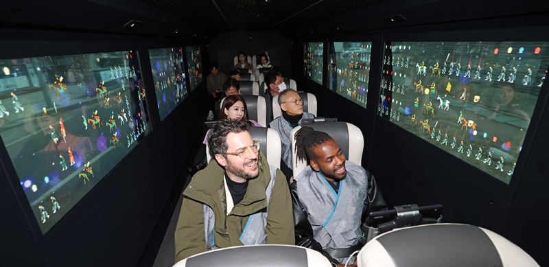 Minister of Culture, Sports and Tourism Yu In Chon (right in second row) on Feb. 7 tours Hwaseong Haenggung Palace through the 