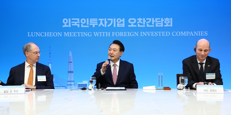President Yoon Suk Yeol (center) on Feb. 14 gives a speech at a luncheon for foreign-invested companies at the Korea Chamber of Commerce and Industry in Seoul's Jung-gu District. (Yonhap News)