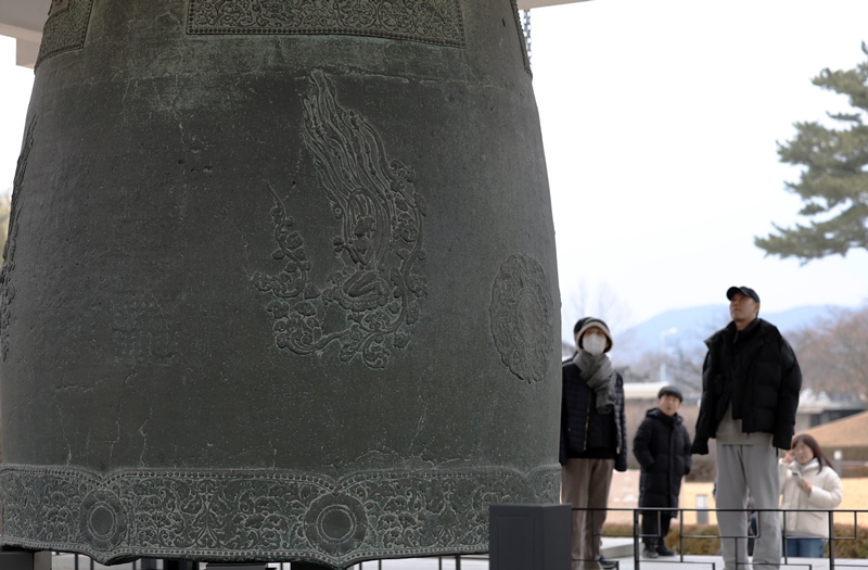 The image of a bicheonsang (heavenly Buddhist being) is on the Sacred Bell of King Seongdeok. Legend has it that the body of a child was used to make the bell, but scientific analysis has disproved this notion, which might have been made up to reflect the difficulty of the relic's production.