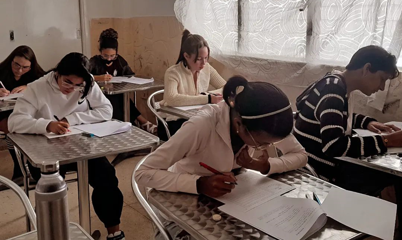 Instituto Superior de Arte, Cuba's top art college, from next month will offer trial courses in the Korean language in the wake of the island country becoming the 193rd country to form diplomatic relations with Korea. Shown are students on Feb. 12 taking a practice Test of Proficiency in Korean at the Cultural Center and Korean Language School in Havana. (Center's official Instagram page) 