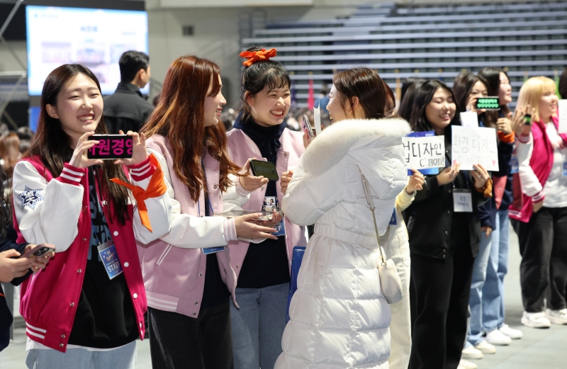19일 오전 서울 중구 장충체육관에서 열린 ‘2024학년도 숙명여자대학교 입학식’에서 학생들이 신입생을 맞이하고 있다.
