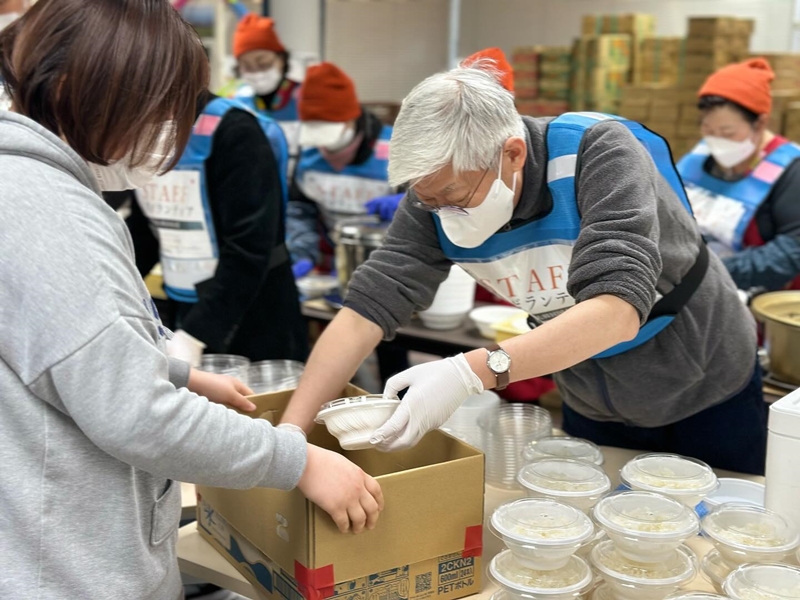 Ambassador to Japan Yun Duk-min on Feb. 20 packs food for earthquake victims at Yatago Community Center in the Japanese city of Nanao, Ishikawa Prefecture. 