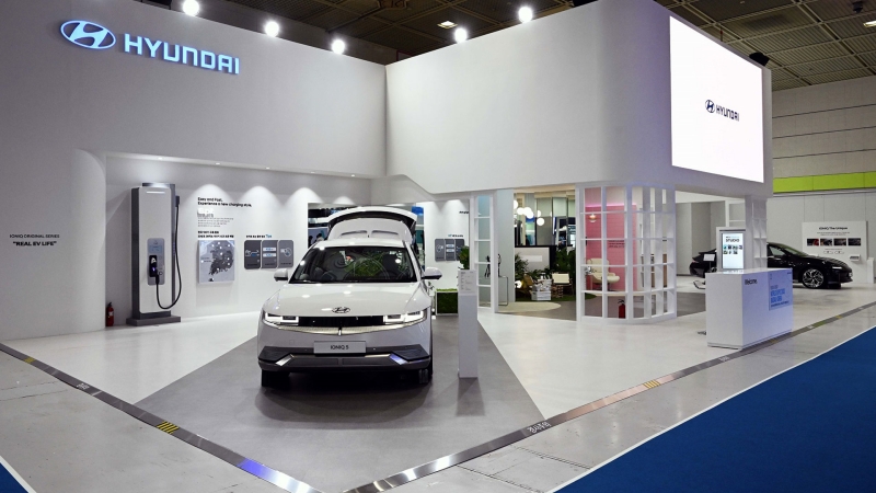 The value of car exports last month broke a monthly record with USD 6.21 billion. Shown is Hyundai Motor's electric vehicle (EV) Ioniq 5 in March last year at EV Trend Korea, an exhibition of eco-friendly cars, at COEX Mall in Seoul's Gangnam-gu District. 