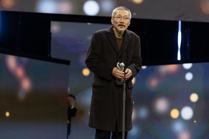 Director Hong Sang-soo on Feb. 24 delivers a speech after receiving the Silver Bear Grand Jury Prize for his new film 