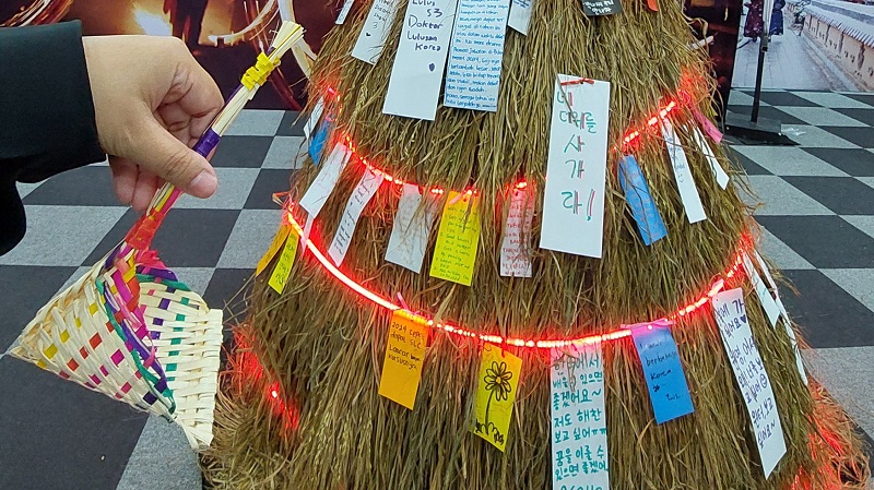 Select participants received a bokjori as a souvenir from the KCC in Indonesia.