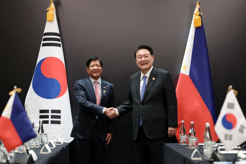President Yoon Suk Yeol (right) in September 2023 shakes hands with Philippine President Ferdinand Marcos Jr. at their bilateral summit held at a hotel in Jakarta, Indonesia. (Kim Yong Wii from Office of the President)