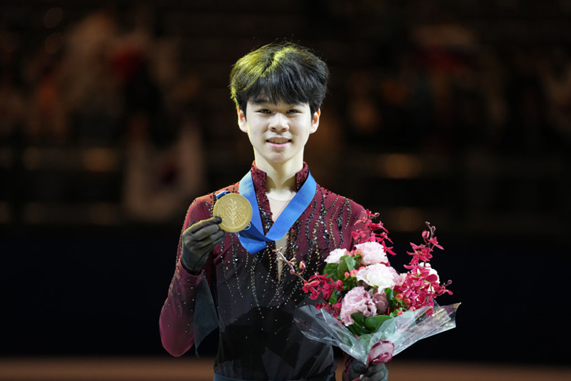 Seo Minkyu on March 2 poses for photos after winning the gold medal in the junior men's single free skate at this year's International Skating Union World Junior Figure Skating Championships at Taipei Arena in Taipei, Taiwan. 