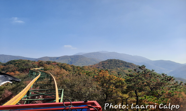 Seeing Mudeungsan Mountain while riding a monorail. (Nov. 1, 2022) 