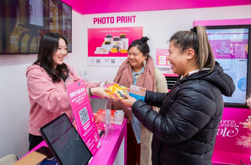 This year's Korea Grand Sale from Jan. 11 to Feb. 29 attracted a record 120,000 foreign tourists. Shown is a visitor receiving a gift at the welcome center in one of Seoul's top three districts for international visitors. (Ministry of Culture, Sports and Tourism) 