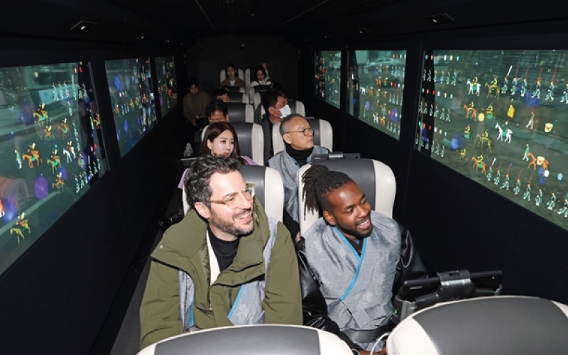 Maronko Moise (front right) embarks on the Augmented Reality Bus Tour to the 1795 Experience in Suwon, Gyeonggi-do Province.  (Korea.net)