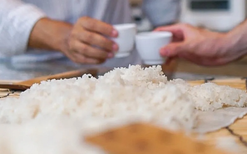 Shown is the making of makgeolli from rice and nuruk.