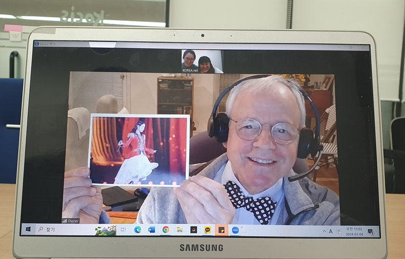 Zev Rattett, an American retiree who is a fan of Korean culture, on March 4 shows a photo of his favorite Korean singer and actor IU in an online interview with Korea.net. (Lee Kyoung Mi) 