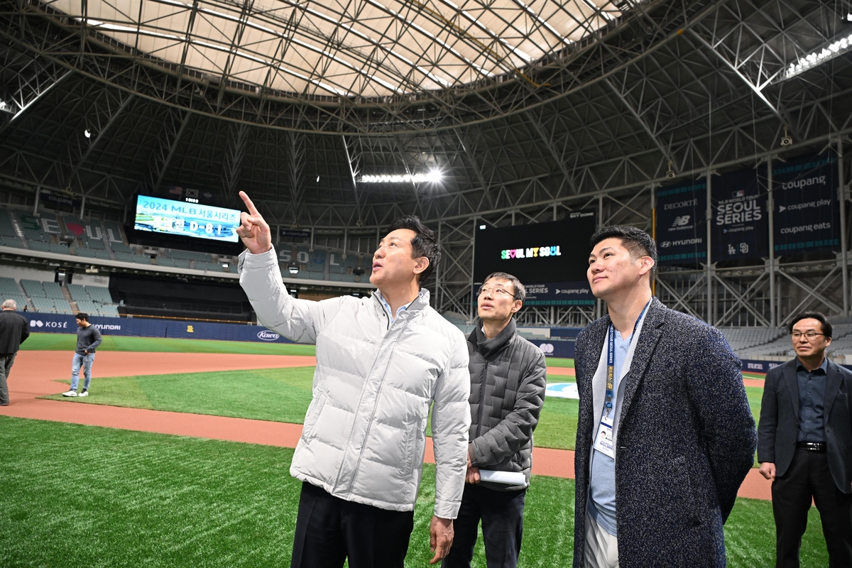 Seoul Mayor Oh Se-hoon (left) on March 12 at Gocheok Sky Dome in Seoul's Guro-gu District inspects overall preparation for the upcoming Seoul Series of the U.S. Major League Baseball. (Seoul Metropolitan Government) 