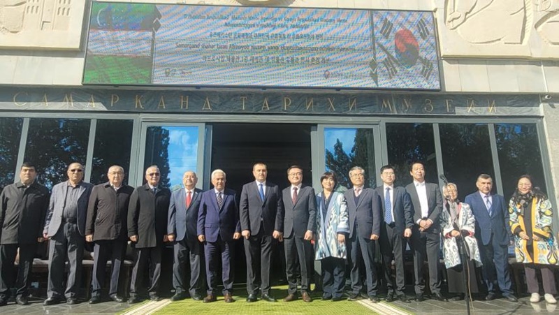 Officials on March 13 take a group photo at a ceremony for the reopening of Afrasiab Museum in Samarkand, Uzbekistan. (Cultural Heritage Administration) 