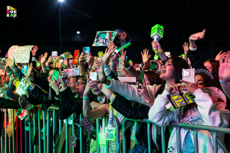 The number of Hallyu (Korean Wave) fans worldwide last year surpassed 200 million for the first time. Shown are fans on Oct. 28, 2023, cheering at a K-pop concert held at the Hallyu mega-event 2023 Mokkoji Korea in Mexico. (Mokkoji Korea's official website)