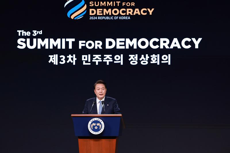  President Yoon Suk Yeol on March 18 gives a welcome speech at the ministerial conference of the Third Summit for Democracy held under the theme of 
