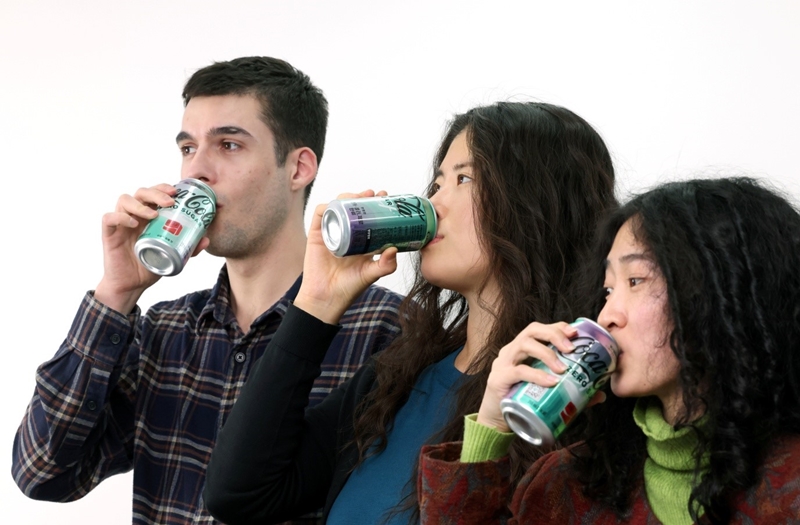 Korea.net staff writers (from left) Charles Audouin, Kim Hyelin and Cao Thi Hao on March 7 try the K-Wave edition of Coca-Cola Zero Sugar. (Jeon Han) 