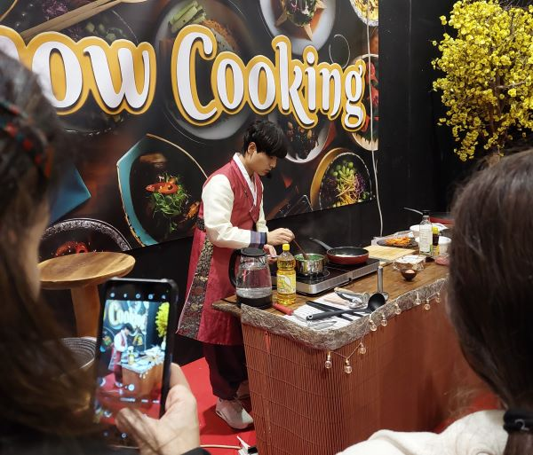 A Korean chef prepares bibimbap, or rice mixed with meat, vegetables and gochujang (spicy red pepper paste), at the Korean booth of the Festival of the Orient.
