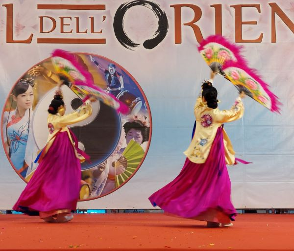 The buchaechum (traditional fan dance) is performed on the festival stage.