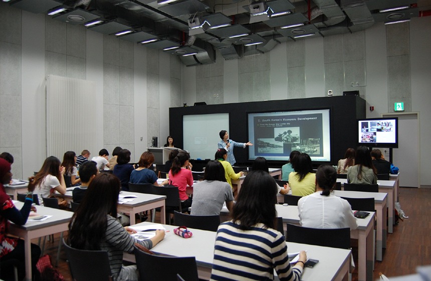 The Korea Foundation on March 18 said it will resume this month the KF Global e-School with 12 domestic universities. Shown is a class held abroad under the project. (Korea Foundation)