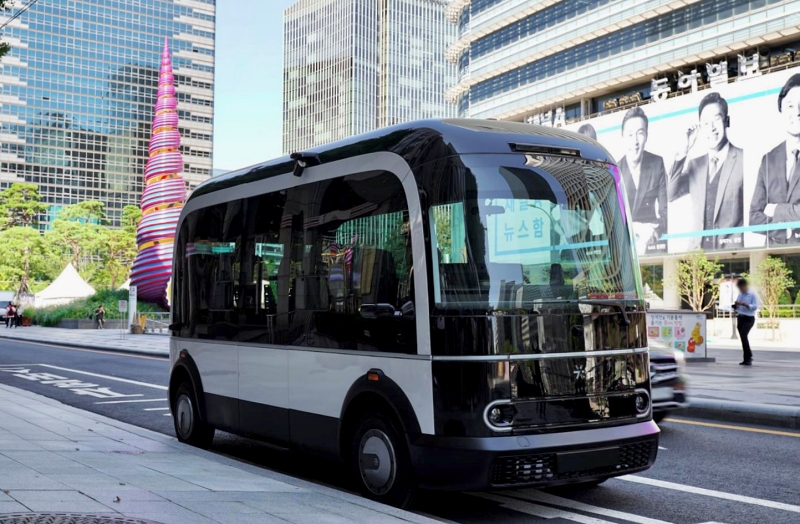 The self-driving bus running around Cheonggyecheon Stream in downtown Seoul has been reborn as a tourist attraction for both domestic and foreign passengers. (Seoul Metropolitan Government's official Facebook page)