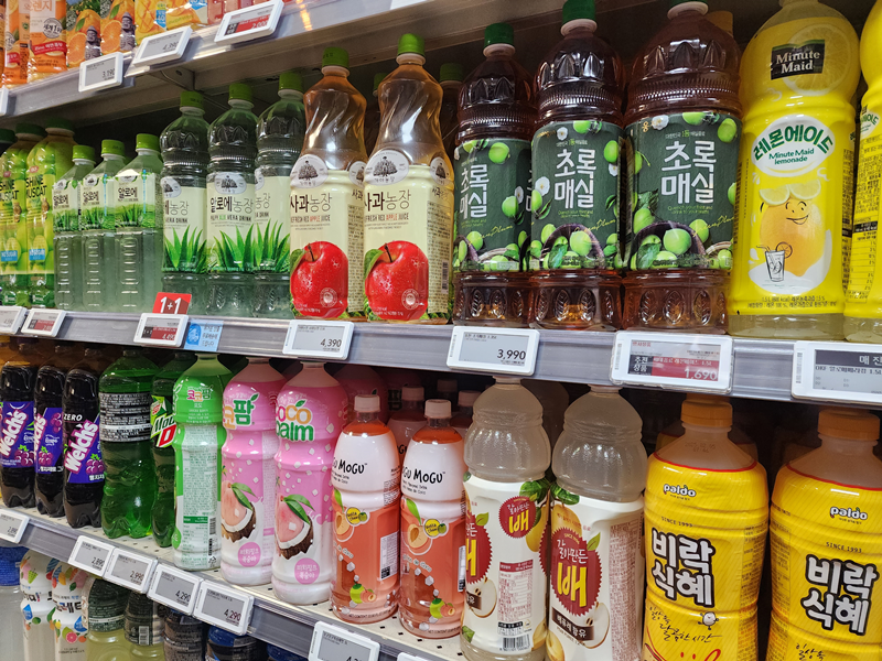 Exports of domestic beverages last year posted a record high amid surging global demand for drinks such as the ones displayed here at the Gwanghwamun branch of the supermarket chain Homeplus Express in Seoul's Jongno-gu District. 