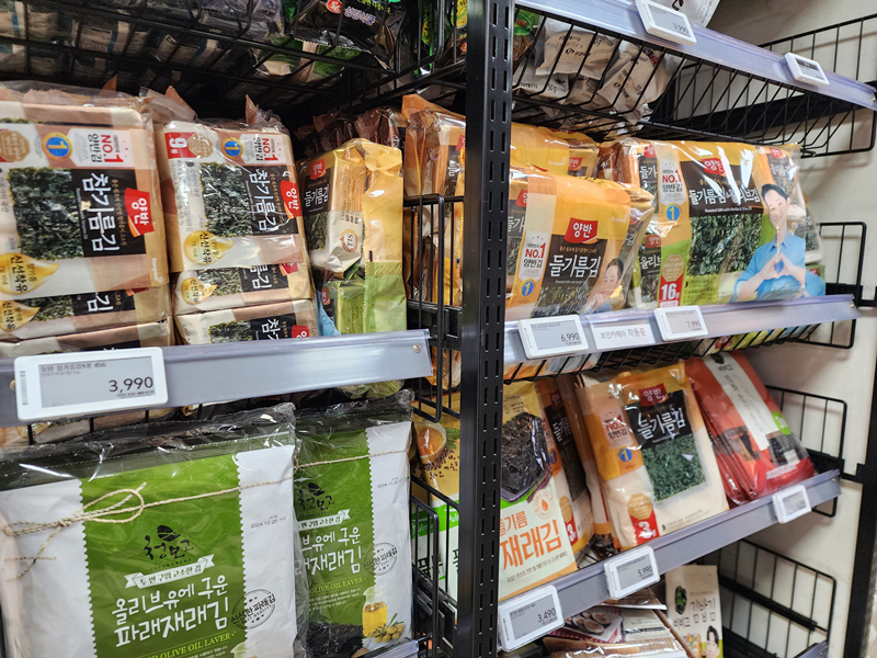 Exports of gim (seaweed) from January to February this year reached USD 141.36 million, up 28.1% from the same period last year. Shown is the seaweed section at the Gwanghwamun branch of the supermarket chain Homeplus Express in Seoul's Jongno-gu District. 