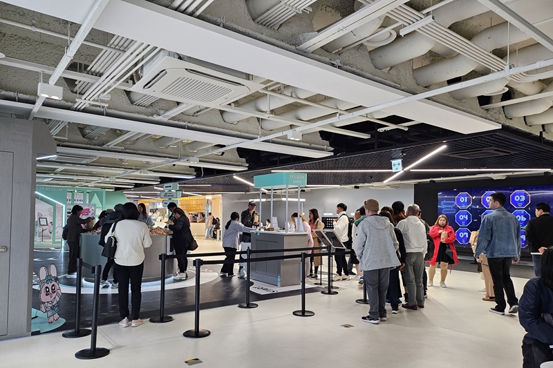 Foreign visitors on April 3 stand in line to try Korean desserts at 