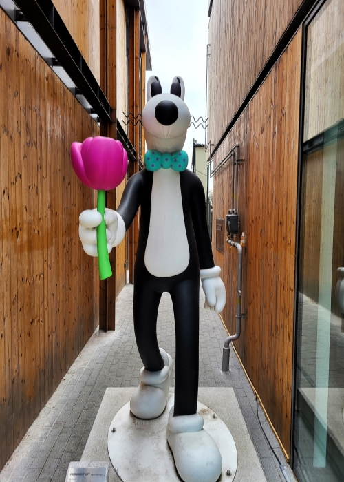 Steven Harrison's sculpture Mello stands in the trendy Ikseon-dong neighborhood of Seoul's Jongno-gu District. (Foteini Chatzoudi)