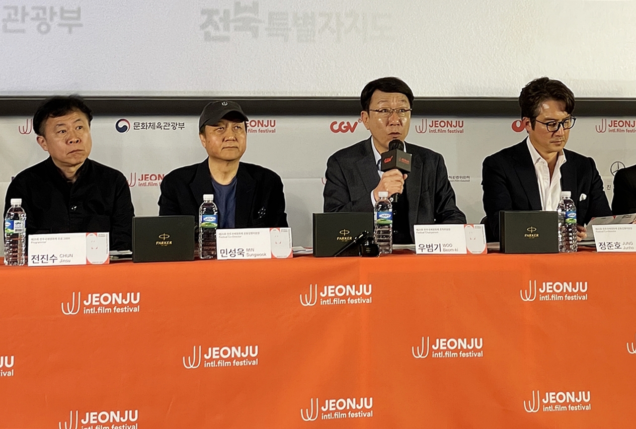 Woo Beom-ki (third from left), chair of this year's Jeonju International Film Festival's (JIFF) organizing committee, on the afternoon of April 3 talks about the latest JIFF at a news conference held at CGV Yongsan I'Park Mall in Seoul's Yongsan-gu District. (Xu Aiying) 