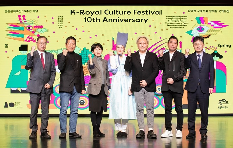 Participants on April 4 pose for a group photo at the news conference for this year's Spring K-Royal Culture Festival at the Korea House in Seoul's Jung-gu District. From left are Korea Cultural Heritage Foundation Chairman Choi Young-chang; Park Dong-woo, director of the event's opening ceremony; Cho Eun-kyung, manager of the restoration and maintenance division of the Cultural Heritage Administration's Royal Palaces and Tombs Center; Chiara Quattrone, an Italian member of the volunteer group Goong-eeDoong-ee; festival program directors Koo Byung-jun and Song Jae-sung; and Lim Jae-joo, head of the foundation's cultural heritage utilization division.