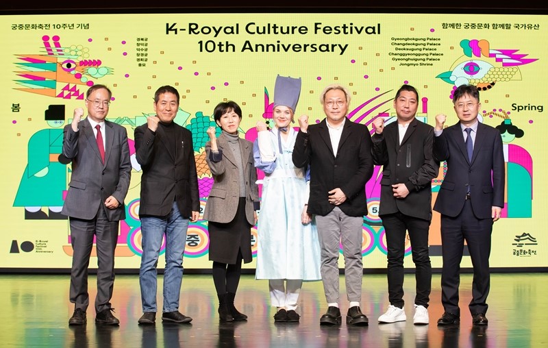Participants on April 4 pose for a group photo at the news conference for this year's Spring K-Royal Culture Festival at the Korea House in Seoul's Jung-gu District. From left are Korea Cultural Heritage Foundation Chairman Choi Young-chang; Park Dong-woo, director of the event's opening ceremony; Cho Eun-kyung, manager of the restoration and maintenance division of the Cultural Heritage Administration's Royal Palaces and Tombs Center; Chiara Quattrone, an Italian member of the volunteer group Goong-eeDoong-ee; festival program directors Koo Byung-jun and Song Jae-sung; and Lim Jae-joo, head of the foundation's cultural heritage utilization division.