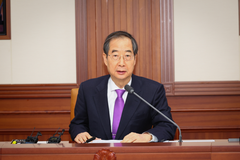 Prime Minister Han Duck-soo on April 5 speaks at a policy coordination meeting held at Government Complex-Seoul in the capital's Jongno-gu District. (Office of the Prime Minister) 