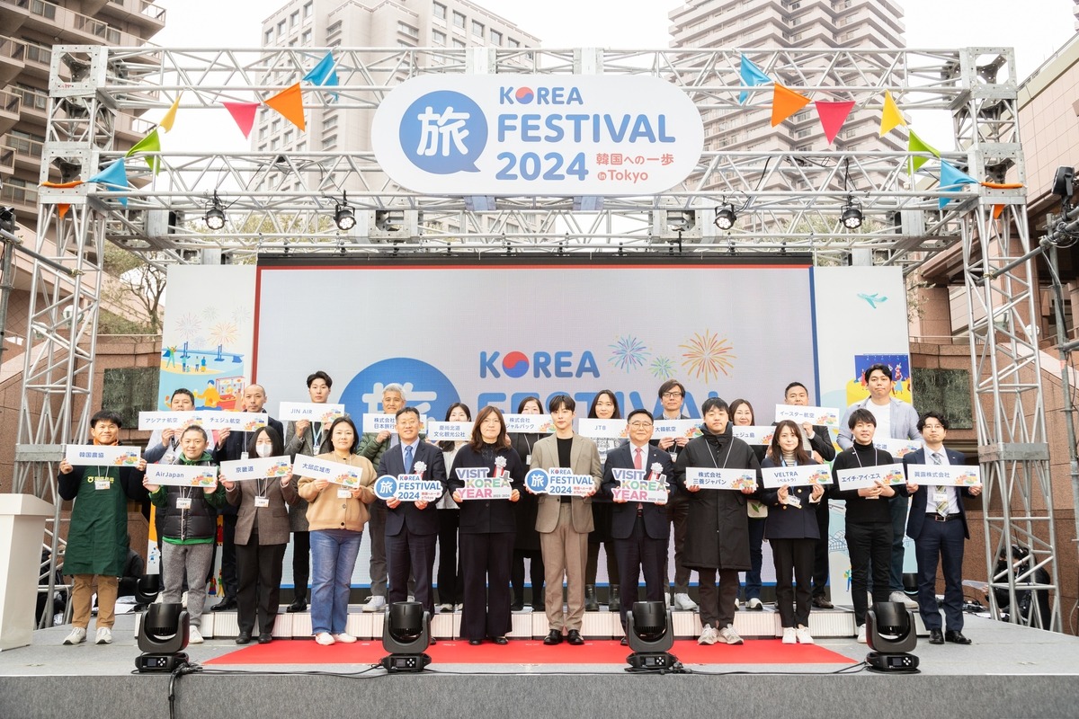 Separate surveys by three major Japanese tourism companies have found that Korea is the most popular destination this year for travel during Japan's Golden Week holiday period. Shown are participants in the opening ceremony for the Korea Tabi Festival on March 22 holding banners in a group photo at the K-Tourism Roadshow in Tokyo, Japan. (Korea Tourism Organization)