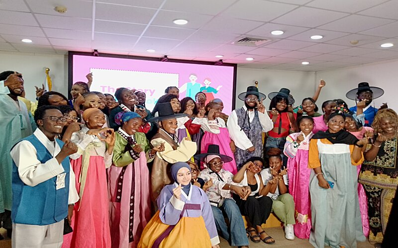 An event at the Korean Cultural Centre in Abuja on April 4 allows visitors to try on Hanbok. 