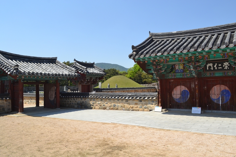 Gimhae, Gyeognsangnam-do Province, on April 22 will host the opening ceremony for this year's Cultural City of East Asia, an annual event of cultural exchange among Korea, China and Japan. Shown in Gimhae is the Tomb of King Suro, which will be open for night visitors from April 19-21 as part of sideline events prior to the ceremony. (Gimhae City Hall) 