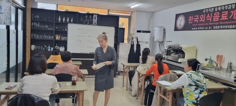 The Ministry of Gender Equality and Family will offer vocational education and training to marriage immigrants who want to work or start a business. Seen are such women on April 8 taking the written exam for a barista certification course at the Bucheon Multicultural Family Support Center. (Bucheon Multicultural Family Support Center)