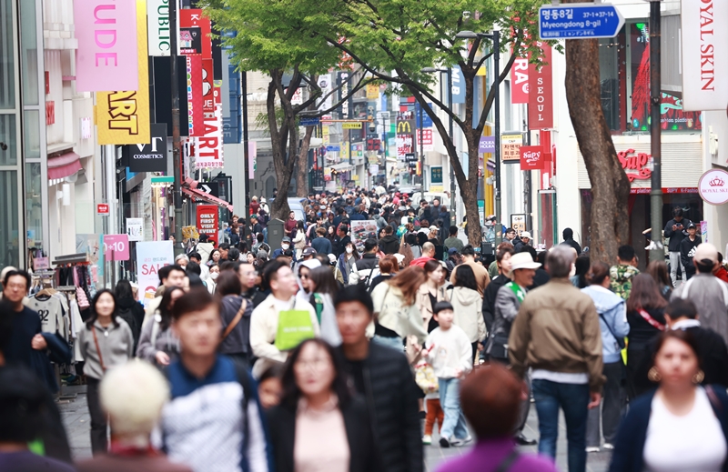 Expats are expected to account for 6.9% of the national population in 20 years. Shown is an April 10 shot of the tourist-heavy Myeong-dong neighborhood in Seoul's Jung-gu District. (Yonhap News)