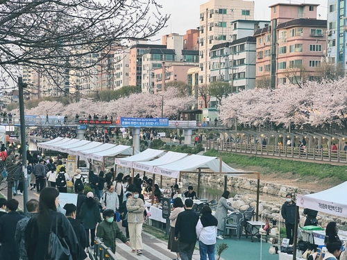 Booths at the festival in Seoul's Eunpyeong-gu District feature handicrafts and food.