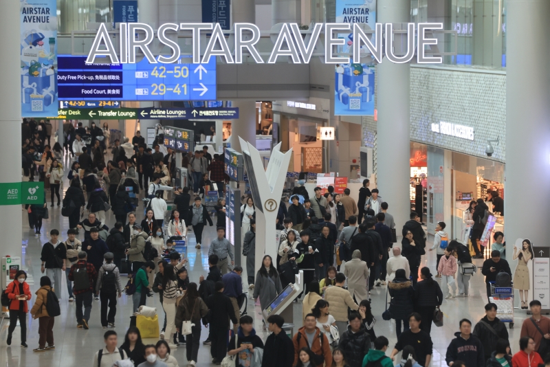 The Korea Duty Free Festa 2024 runs from April 26 to June 7 at 14 duty-free stores across the country. Seen are travelers walking around the duty-free shopping area at Terminal 1 of Incheon International Airport. (Yonhap News)