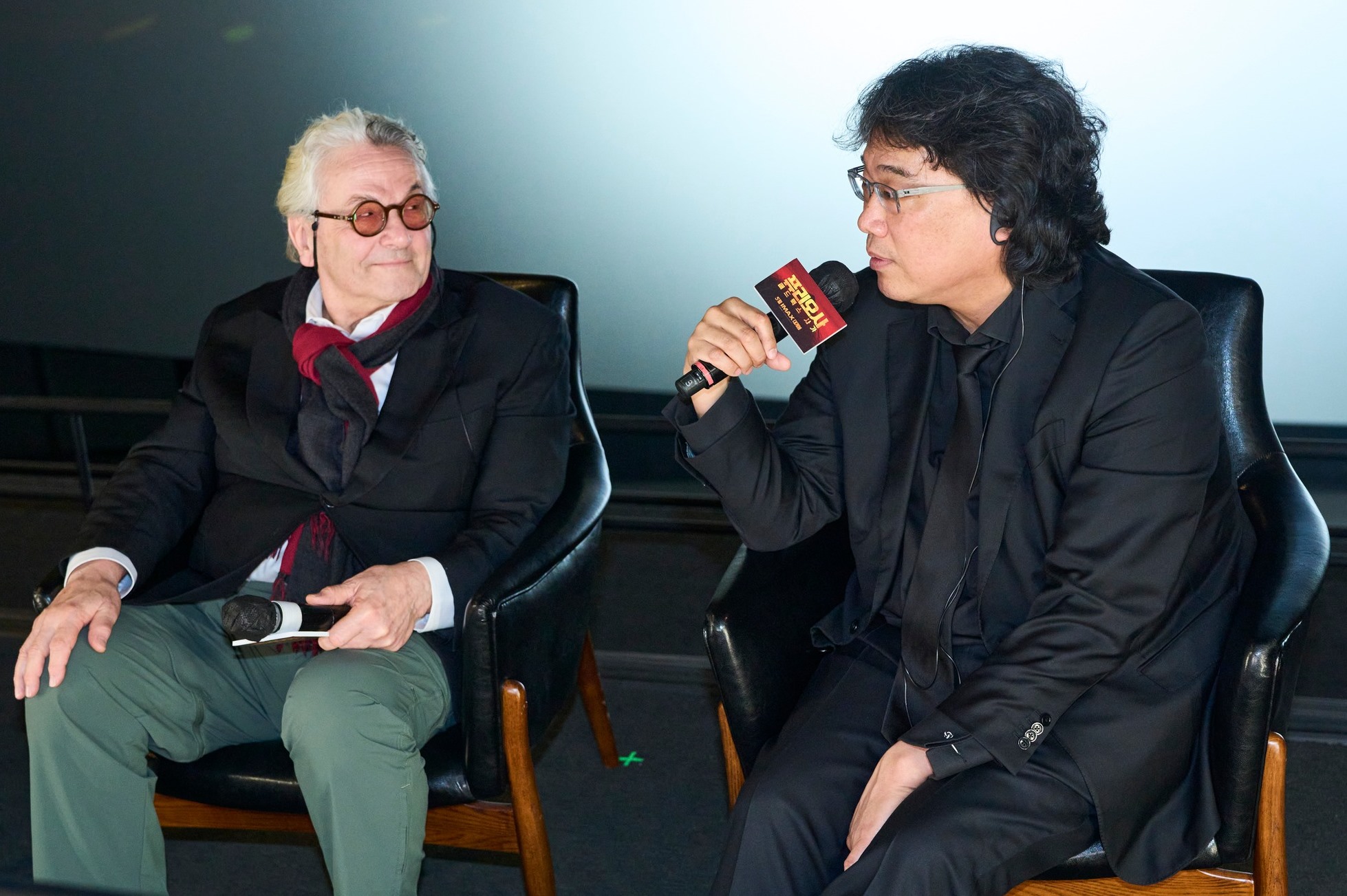 조지 밀러 감독(왼쪽)과 봉준호가 14일 관객과의 질의응답 시간에서 서로의 영화에 대해 이야기를 나누고 있다. 