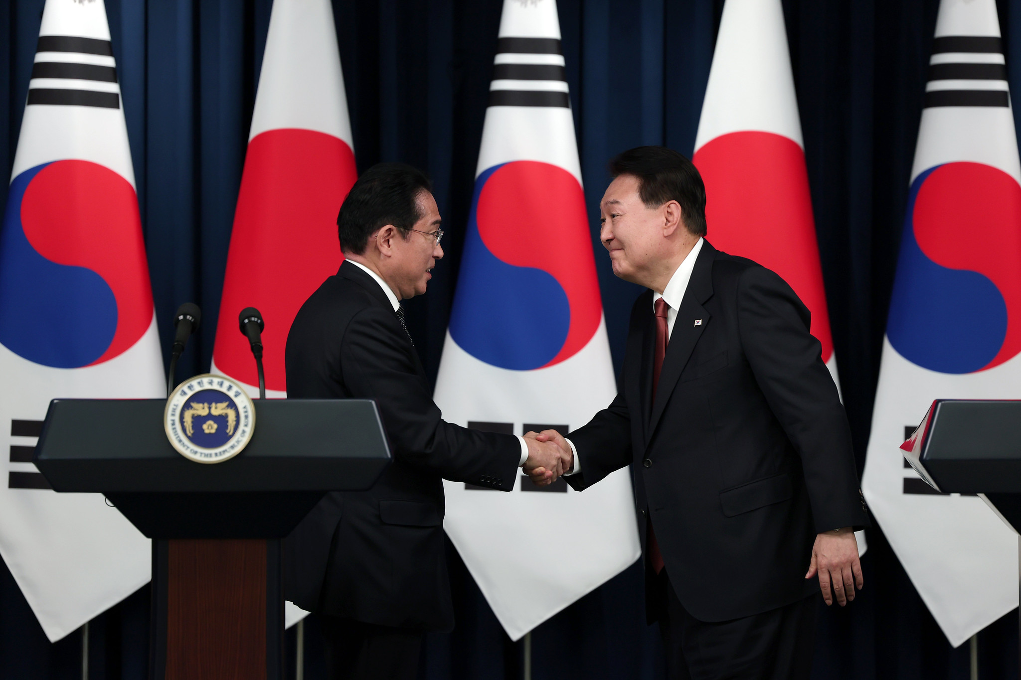 President Yoon Suk Yeol on April 17 held a phone summit with Japanese Prime Minister Fumio Kishida on close bilateral cooperation for regional peace. Shown is President Yoon (right) on May 7, 2023, shaking hands with his Japanese counterpart at a joint news conference hosted by the Office of the President in Seoul's Yongsan District. (Kim Yong Wii from Office of the President)