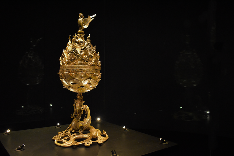 Designated a National Treasure in 1996, the Great Gilt-bronze Incense Burner of Baekje, which depicts Mount Bo, where Taoist immortals live, is far more sophisticated and developed than other artifacts made in the sixth century. (Choi Jin-woo)