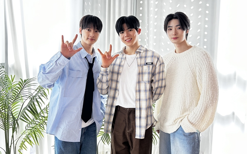 Big Ocean, the first hearing-impaired K-pop act, on April 16 pose for photos at the practice room of Parastar Entertainment in Seoul's Gangnam-gu District. (Margareth Theresia) 