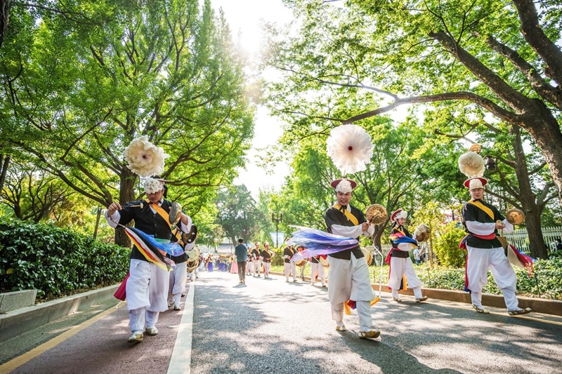 The Royal Palaces and Tombs Center under the Cultural Heritage Administration and Korea Cultural Heritage Foundation will jointly host this year's Spring K-Royal Culture Festival from April 27 through May 5 at Seoul's five major royal palaces and Jongmyo Shrine. Seen is the festival's rendition of gilnori (traditional performance parade).